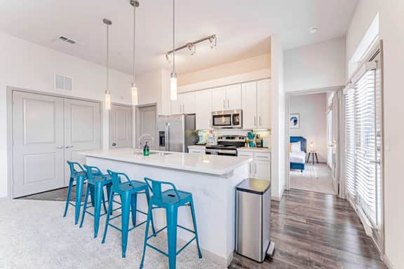 Warm 2BR suite close to Downtown w/ fast WiFi - Image 2