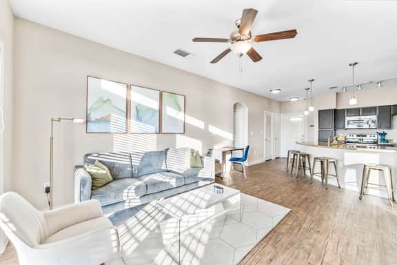 Top Floor SoCo 2BR King Suite | 8 mins to Downtown - Image 4