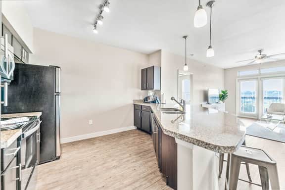 Top Floor SoCo 2BR King Suite | 8 mins to Downtown - Image 5