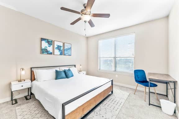 Top Floor SoCo 2BR King Suite | 8 mins to Downtown - Image 2