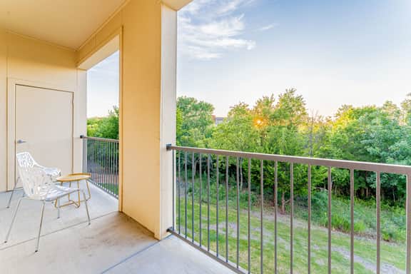 Spacious 2BR King Beds Suite, 8 Min to Downtown - Image 4