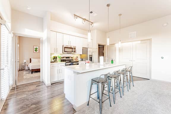 Spacious 2BR King Beds Suite, 8 Min to Downtown - Image 5