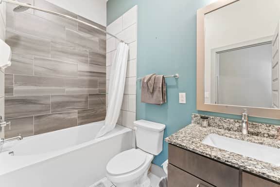 Tranquil 1BR luxe suite close to DT w/ fast WiFi - Image 4