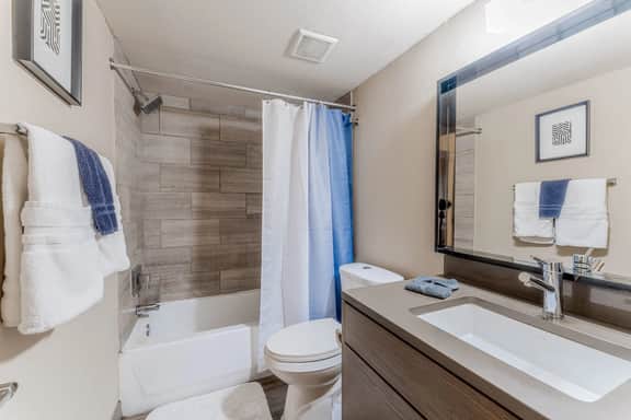 Spacious 1BR close to Downtown w fast wifi w/ pool - Image 4