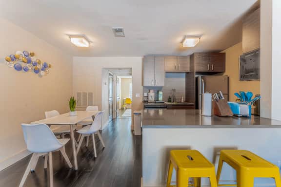 Spacious 1BR close to Downtown w fast wifi w/ pool - Image 5