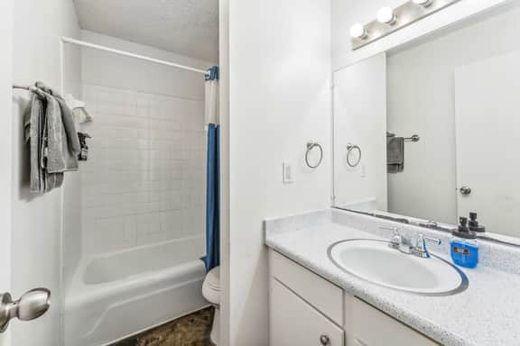 Prime SoCo chic 2BR king suite w/ pool, parking - Image 5