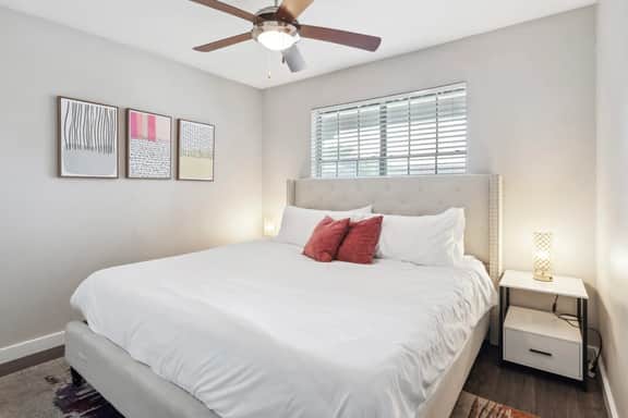 Quaint King Bed 1BR, 5 Min to DT w/ pool - Image 3