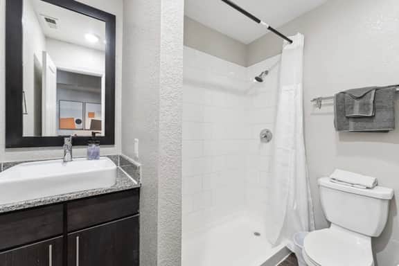 Quaint King Bed 1BR, 5 Min to DT w/ pool - Image 5