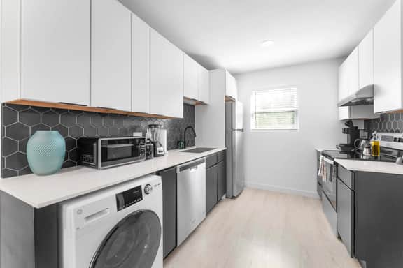 Prime SoCo cozy studio w/ laundryWiFi, 7 Min to DT - Image 2