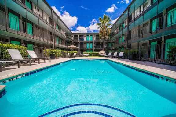 Charming King Bed 1BR, 5 Min to DT w/ pool - Image 2
