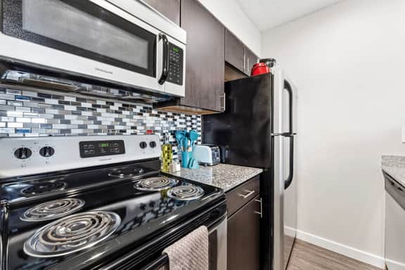 Charming King Bed 1BR, 5 Min to DT w/ pool - Image 4