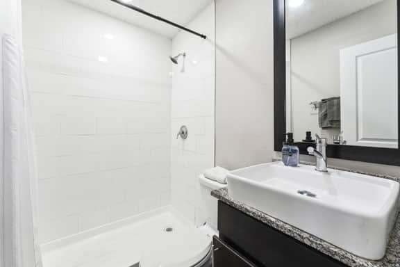 Charming King Bed 1BR, 5 Min to DT w/ pool - Image 5