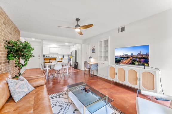Prime SoCo airy 2BR king suite w/ pool, parking - Image 5