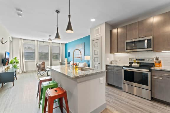 Serene 1BR luxe suite close to Downtown w/ fast WiFi - Image 2