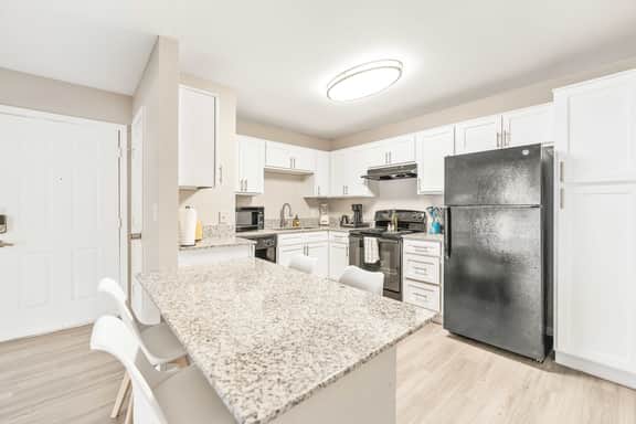 Quaint 2BR King Suite w Gym& close to DT - Image 5