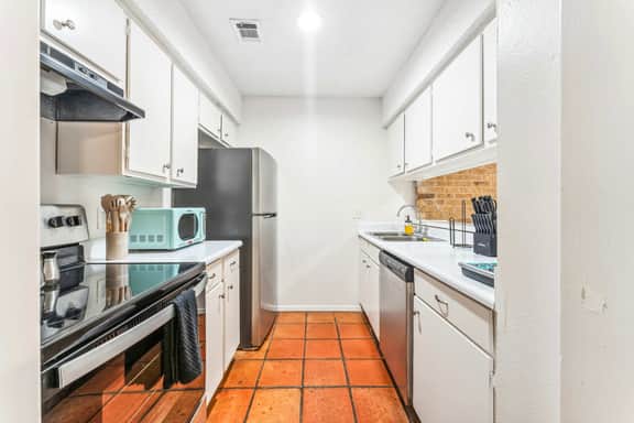 Prime SoCo cozy 1BR king suite w/ pool, parking - Image 3