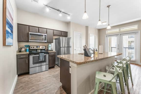 Trendy SoCo 2BR King Suite w/ GymPickleballLaundry - Image 4