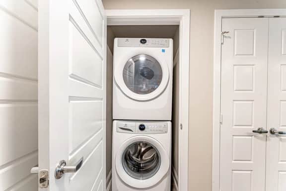 Chic 1BR king suite close to Downtown w/ fast WiFi - Image 5
