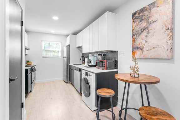 Prime SoCo cute studio w/ laundryWiFi, 7 Min to DT - Image 2
