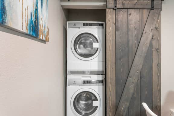 SoCo chic 1BR w/ pool, king bed, close to DT - Image 5