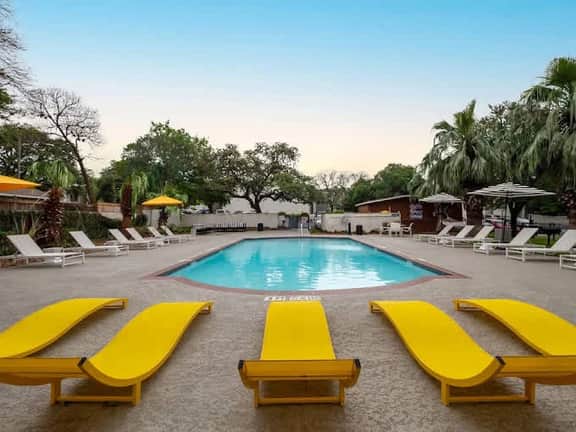 SoCo chic 1BR w/ pool, king bed, close to DT - Image 2