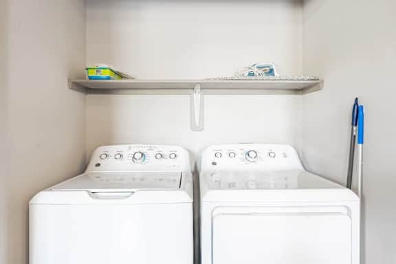 Elegant 2BR king suite, fast WiFi, 8 min to DT - Image 5