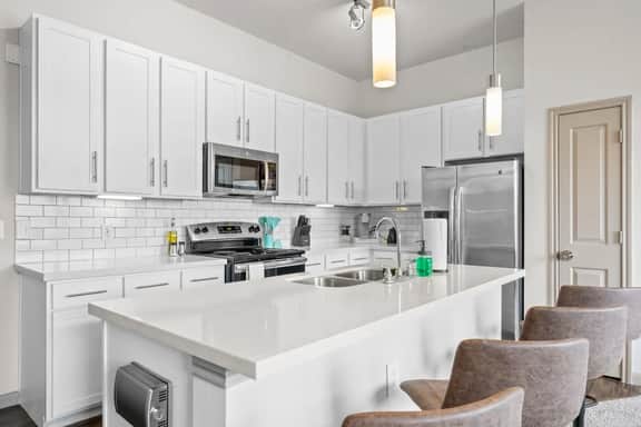 Elegant 2BR king suite, fast WiFi, 8 min to DT - Image 4