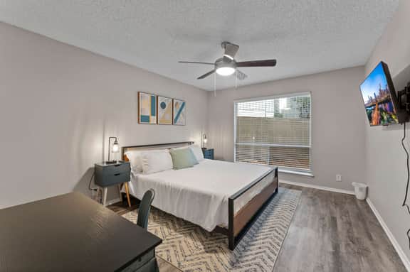 SoCo 2BR warm suite, king bed, fast WiFi w/ pool - Image 3