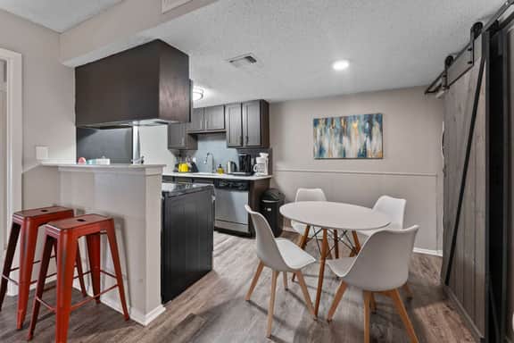 SoCo 2BR warm suite, king bed, fast WiFi w/ pool - Image 5