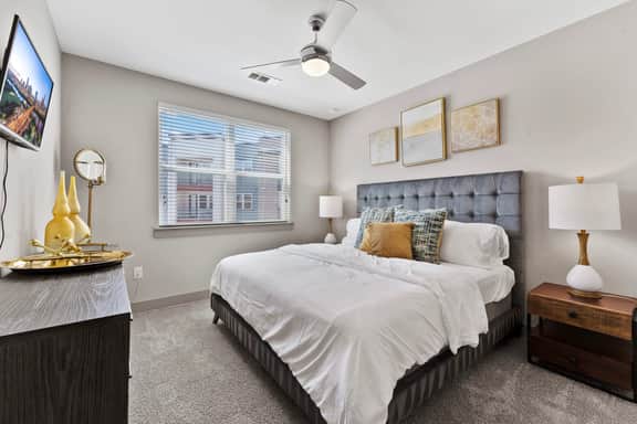 Elegant 1BR king suite close to DT w/ fast WiFi - Image 2