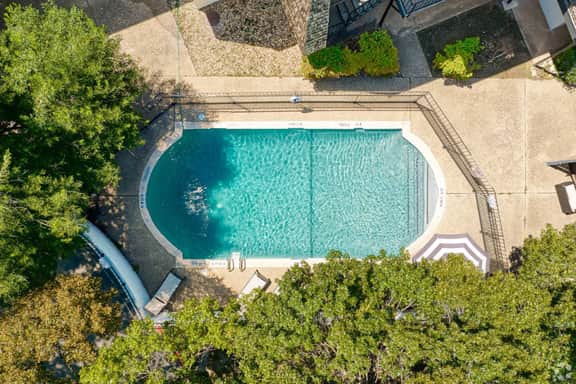 Prime SoCo comfy 2BR king suite w/ pool, parking - Image 4