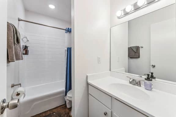 Prime SoCo comfy 2BR king suite w/ pool, parking - Image 5