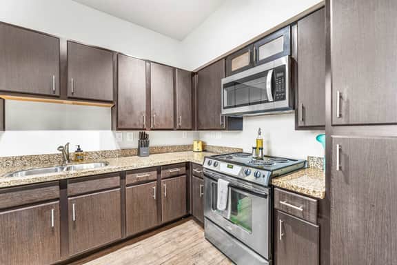 Boho SoCo 1BR Queen Suite w/ GymPickleballLaundry - Image 4