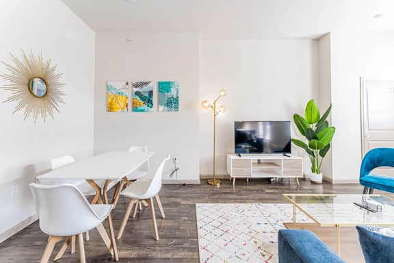 Huge 2BR suite close to Downtown w/ fast WiFi - Image 5