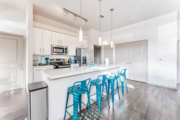 Huge 2BR suite close to Downtown w/ fast WiFi - Image 4