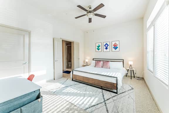 Huge 2BR suite close to Downtown w/ fast WiFi - Image 3