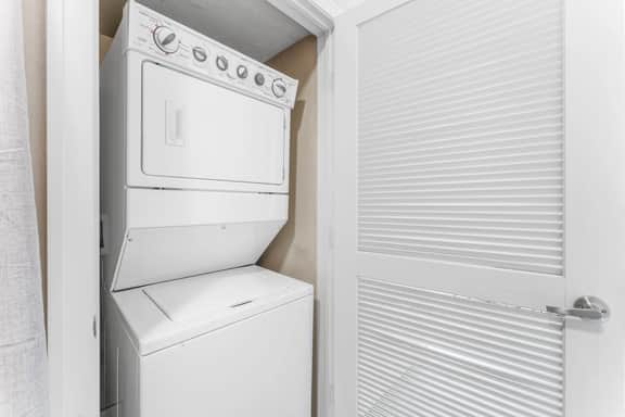 Comfy SoCo 1BR King Suite w/ GymPickleballLaundry - Image 5