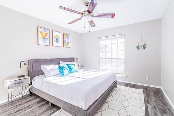 Trendy SoCo 1BR suite, king bed, fast WiFi w/ pool - Image 3