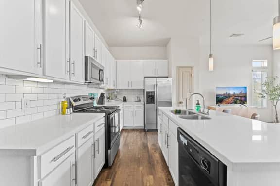 Chic 2BR king suite, fast WiFi, 8 min to Downtown - Image 4