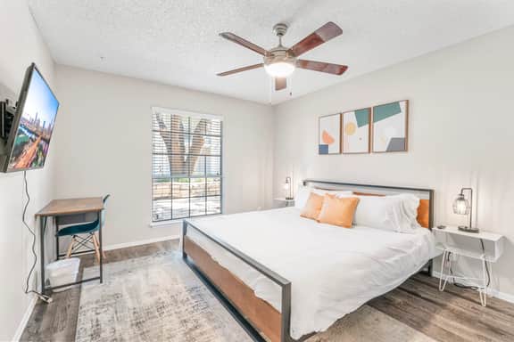 SoCo 2BR cozy suite, king bed, fast WiFi w/ pool - Image 3