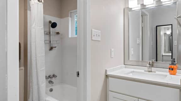 Efficiency studio close to Downtown and Domain - Image 4