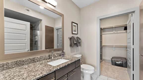 Trendy 1BR king suite close to DT w/ fast WiFi - Image 4