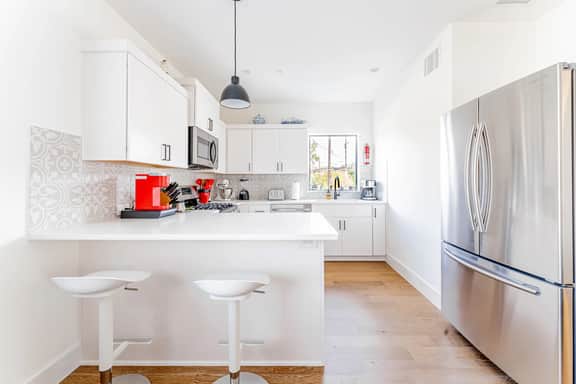 East Downtown 3BR Condo w Fast WiFi and Sleeps 8 - Image 2