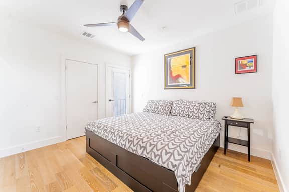 East Downtown 3BR Condo w Fast WiFi and Sleeps 8 - Image 3