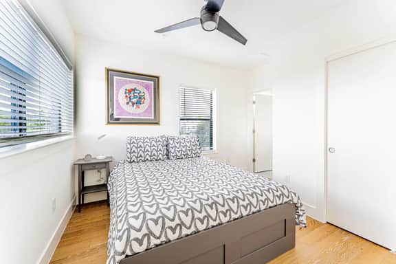 East Downtown 3BR Condo w Fast WiFi and Sleeps 8 - Image 4