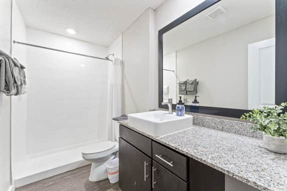 Spacious King Bed 2BR Suite, 5 Min to DT w/ pool - Image 5