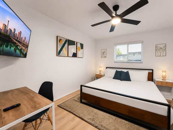 Ideal 2BR king suite close to UT, Moody Center - Image 2