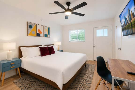 Ideal 2BR king suite close to UT, Moody Center - Image 3
