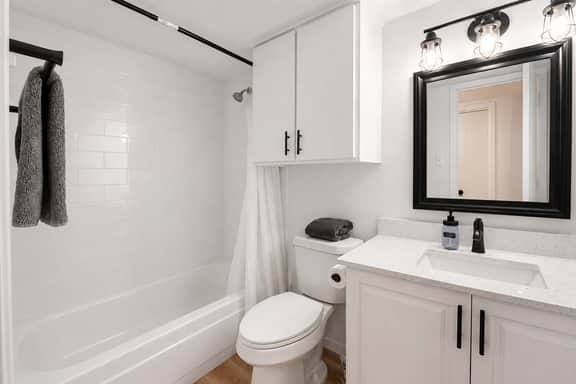 Ideal 2BR king suite close to UT, Moody Center - Image 4