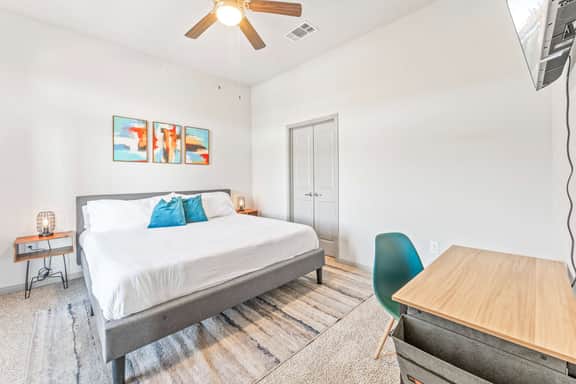 Top Floor 2BR King Beds Suite, 8 Min to Downtown - Image 2